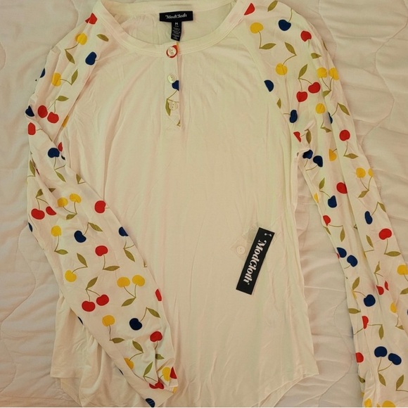 NWOT ModCloth Cherries Henley top - Picture 4 of 5